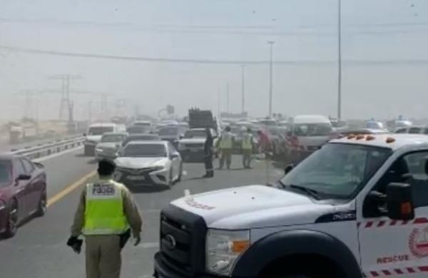Дубай накрыла мощная пыльная буря, вызвав аварии на дорогах