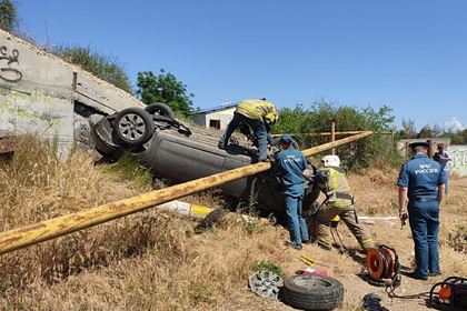 В Крыму при падении двух машин с моста погиб человек