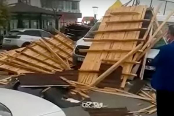 Южные части Турции охватил сильный шторм, сорвавший крыши с многоэтажек