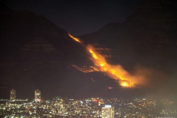 Лесной пожар возле южноафриканского города Кейптауна повредил здания университета