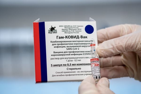 Россиян ждут на вакцинацию: власти Якутии грозят отстранением от работы за отказ, а в РЖД обещают бонусы привитым пассажирам