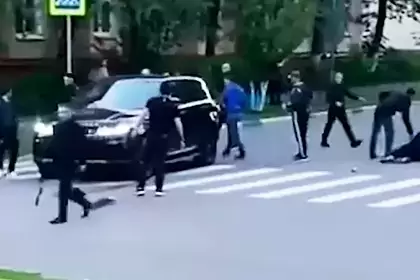 Водитель открыл стрельбу по пешеходам из-за ударившего по машине россиянина